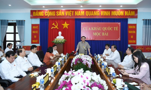 CHỦ TỊCH QUỐC HỘI VƯƠNG ĐÌNH HUỆ THĂM CÁC LỰC LƯỢNG TẠI CỬA KHẨU QUỐC TẾ MỘC BÀI